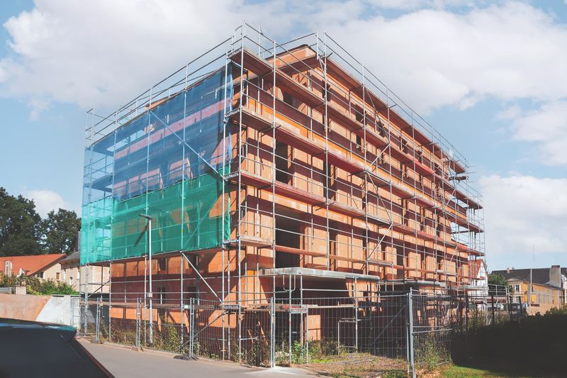 Bau eines Wohnhauses Ein Wohnhaus mit Gerüst