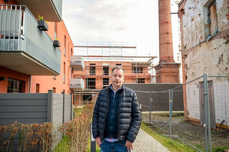 Brauns Quartier Baupartner: Michael Fischer – Geschäftsführer HEISAT Quedlinburg GmbH Geschäftsführer von HEISAT Quedlinburg GmbH, Michael Fischer, steht mitten in Brauns Quartier vor Haus 3